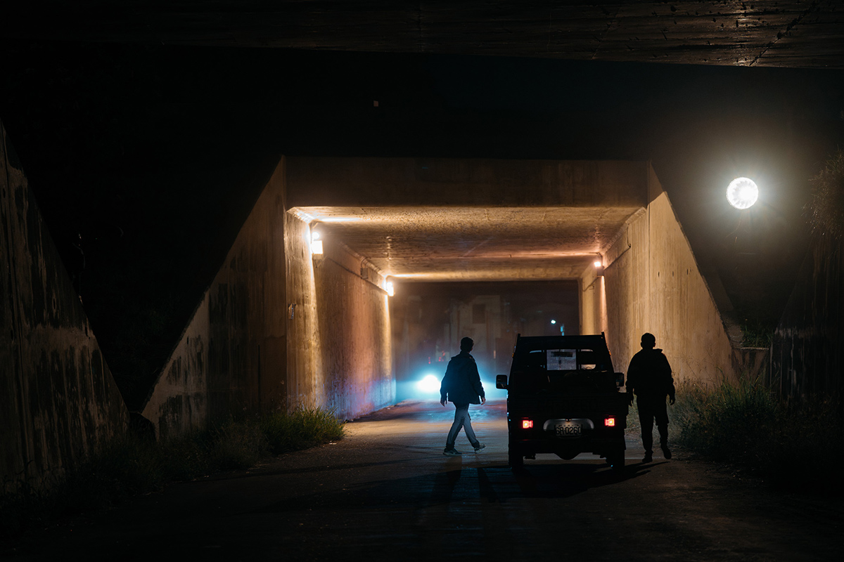 【車勢星聞】黃奇斌（左）與春風在《死亡賭局》中必須在一晚內決定父親的生與死。(照/英傑哆影業提供)