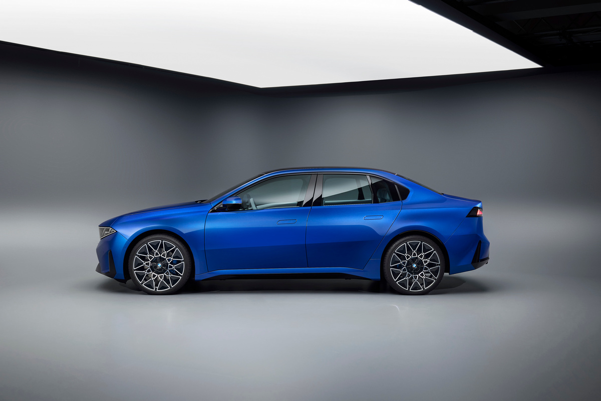 車身尺碼為4,760x1,865x1,480mm，軸距2,897mm。