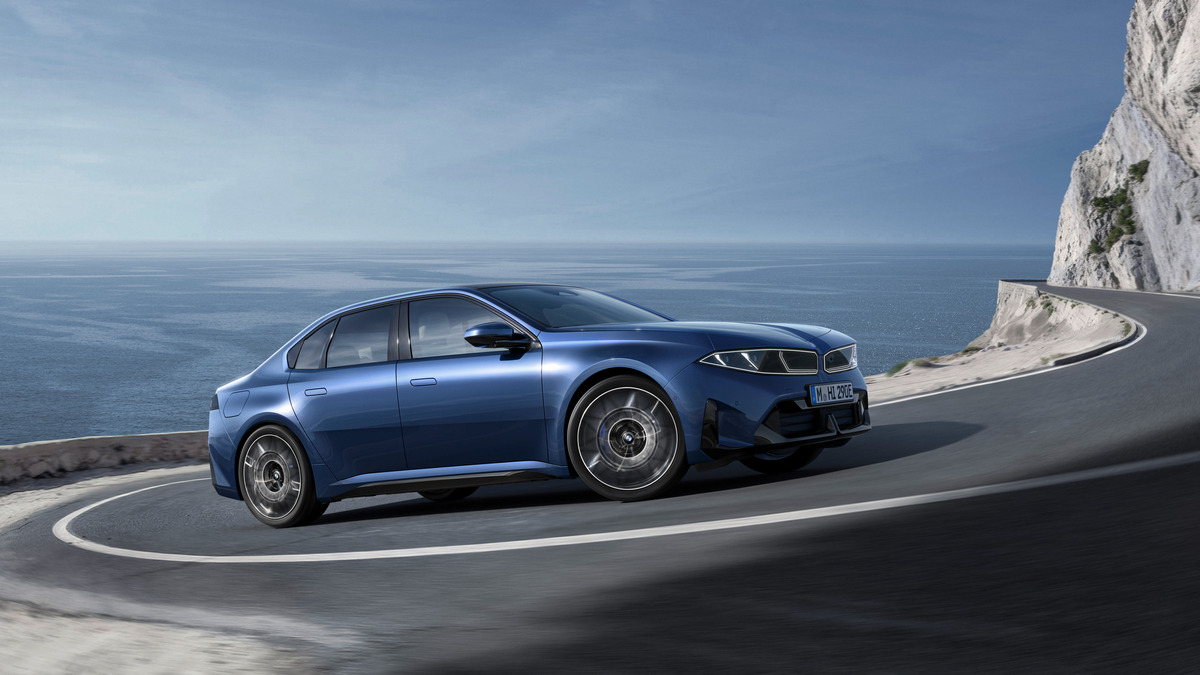 首波僅先提供i3 50 xDrive車型，擁有469hp/65.8kgm動力，113.4 kWh電池提供900公里的續航里程，400kW充電功率10分鐘就能補充400公里行駛里程。