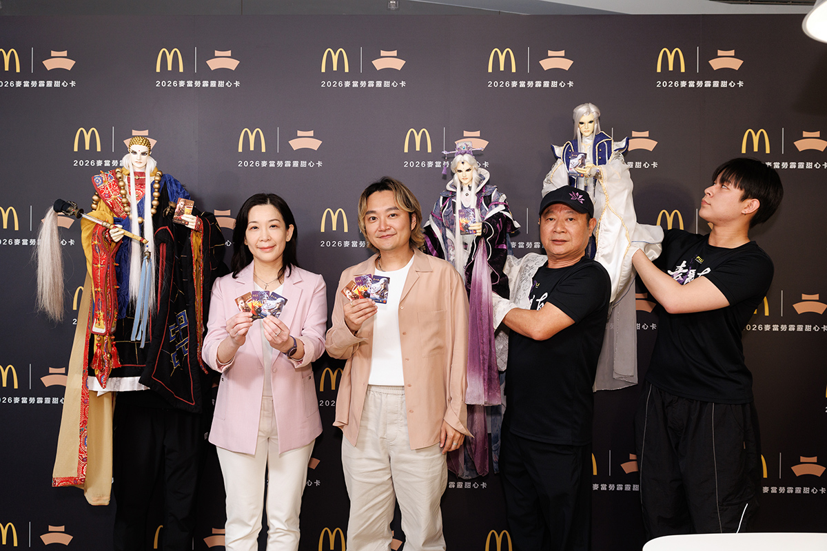 【車勢星聞】麥當勞霹靂甜心卡登場  左起麥當勞整合行銷群助理副總裁林佳縈 霹靂國際多媒體總經理黃亮勛。(霹靂電視提供)