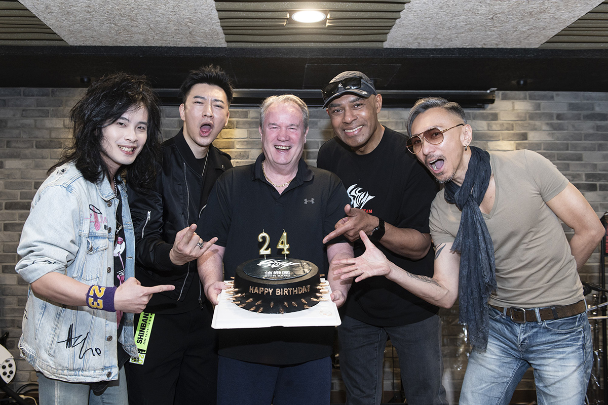 【車勢星聞】恩師司徒松 驚喜現身獻搖滾蛋糕祝福 。(照片提供：信世紀音樂)