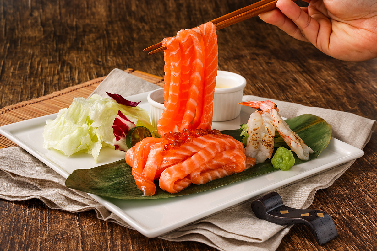 美威鮭魚推出台南獨家「鮭魚麵」以新鮮魚條取代麵體，致敬南台灣「白醋（美乃滋）」。（示意圖：品牌提供）