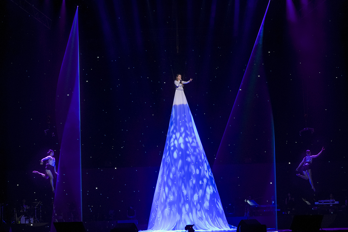 【車勢星聞】「鑽石舞台之夜」演唱會賴慧如懸吊空中演唱宛如仙女下凡。（圖：萬興傳播提供）