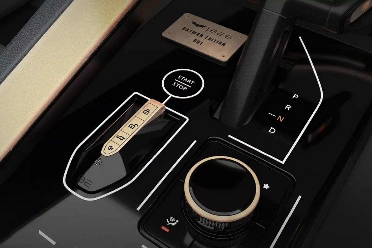 座艙多處也有蝙蝠俠徽飾與銘牌。