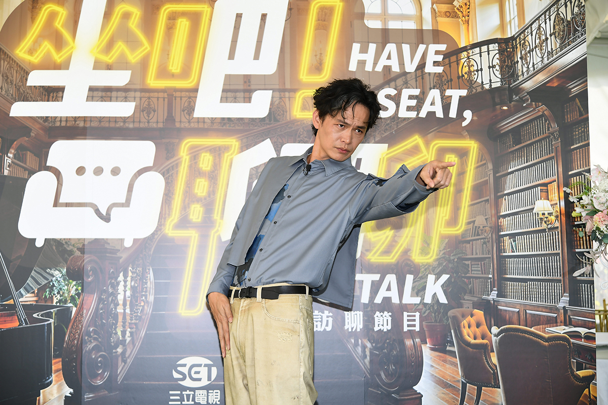 【車勢星聞】《坐吧！聊聊》主持人黃鐙輝。（圖：三立提供） 