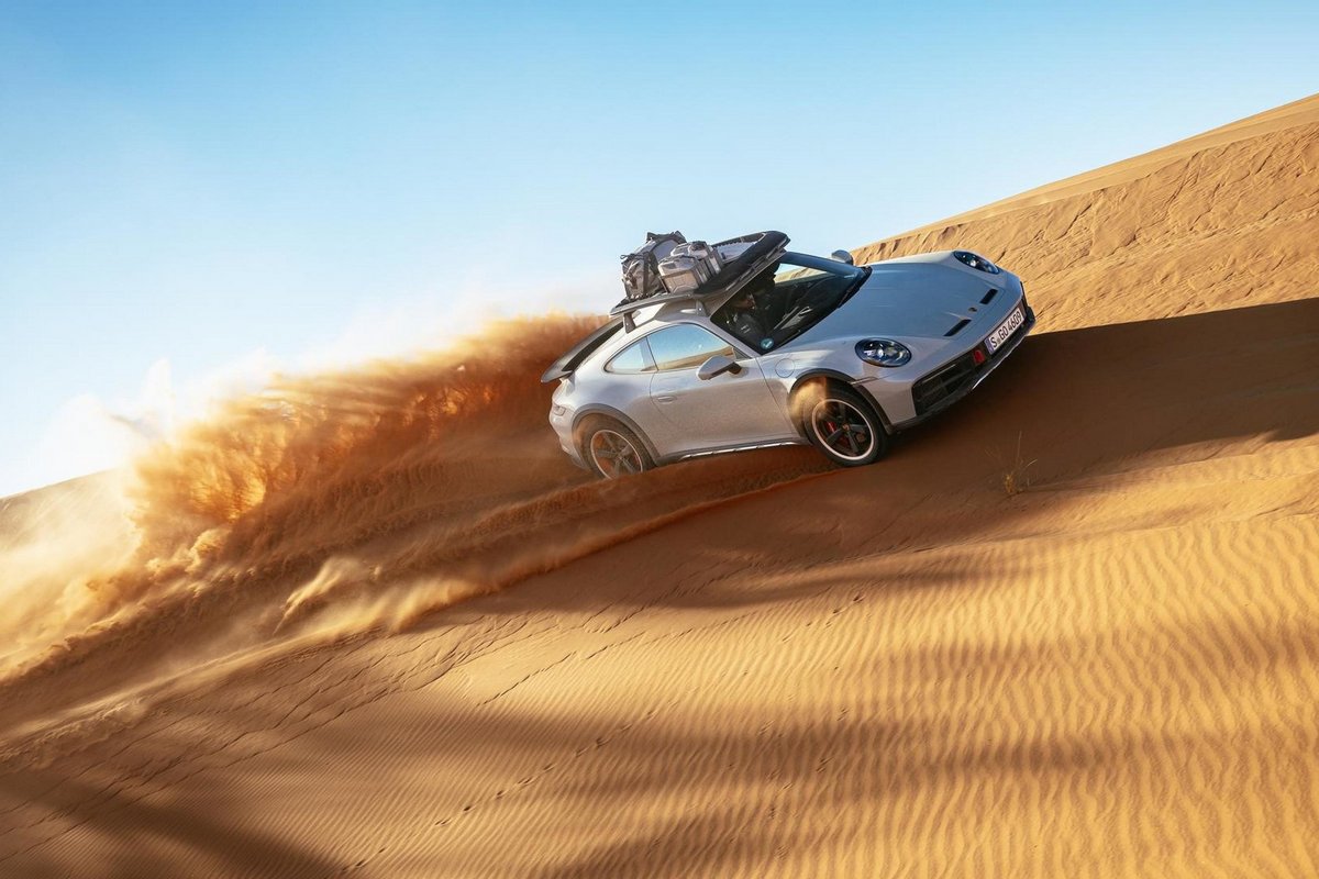 外媒拍到992.2 911 Dakar偽裝測試車，預計年底就會現身。