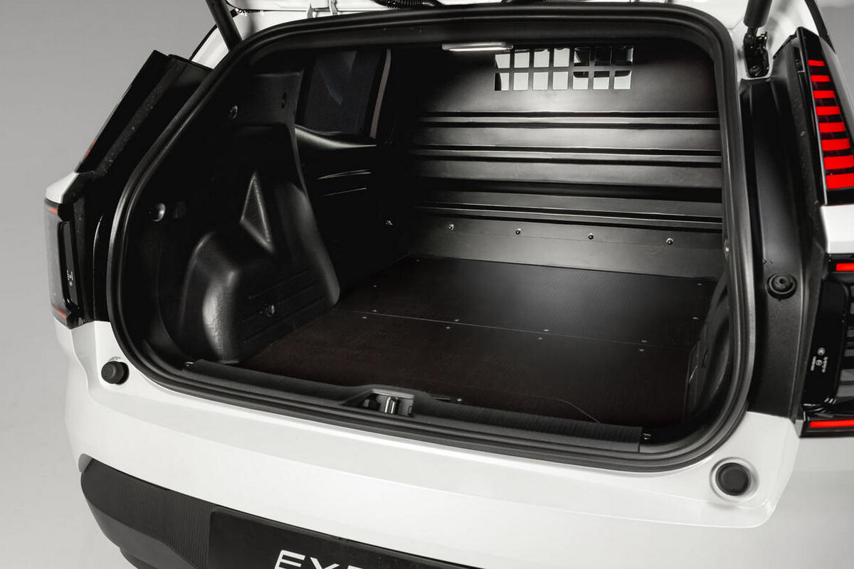 後座拆除並配置底板打造平坦環境。