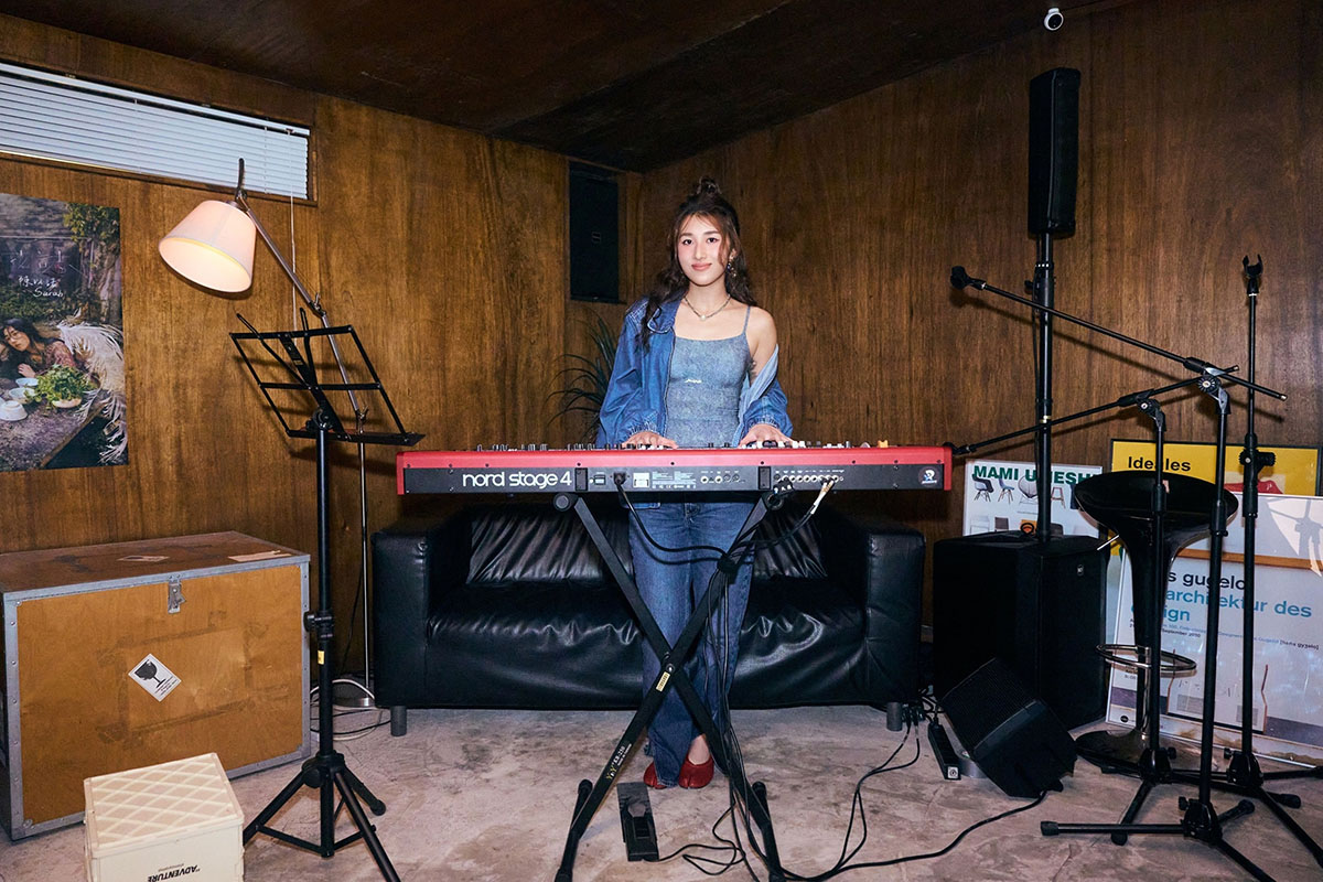 【車勢星聞】以諾本身是喜歡製造驚喜的人，加上大家都沒有想過她會用客語創作，所以在做這張專輯的過程她覺得很好玩，也給足了家人滿滿的驚喜，她自豪地說：「媽媽聽完專輯就對我的客語很proud了。」(照片、影片提供：環球音樂)