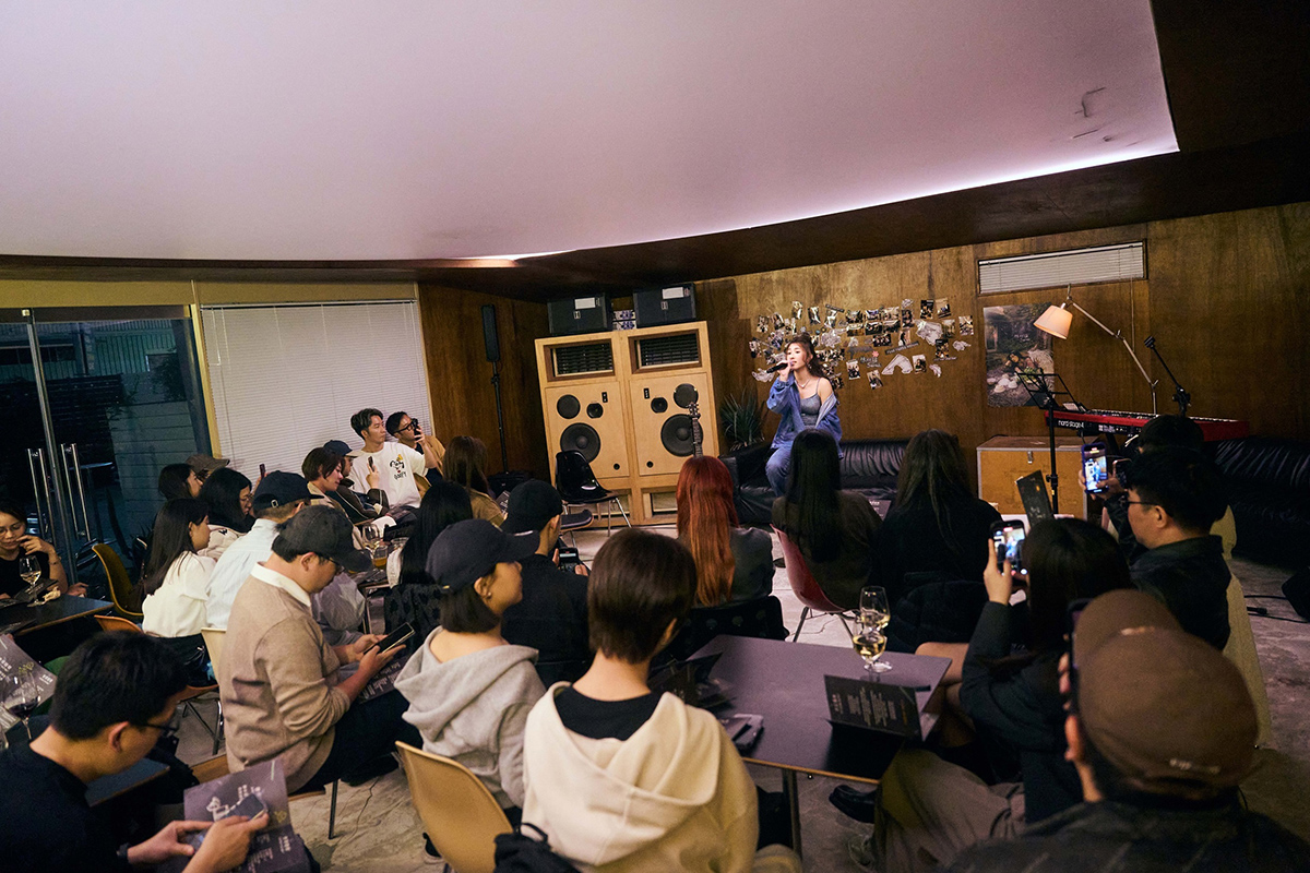 【車勢星聞】分享會上她用Showcase現場演出的方式，帶來自己的創作，有寫給年輕人的〈後生人〉（客語年輕人的意思），這首歌也是以諾想像跟小時候的自己在對話。(照片、影片提供：環球音樂)