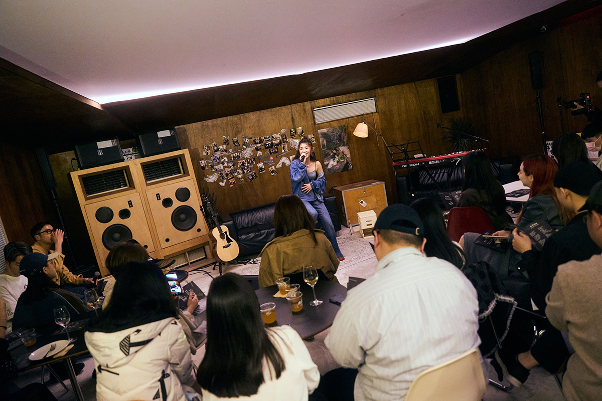 【車勢星聞】在以諾印象中，小時侯經常聽到這樣的聲音，像晚安曲那般陪伴你我度過睡不著的夜晚。(照片、影片提供：環球音樂)