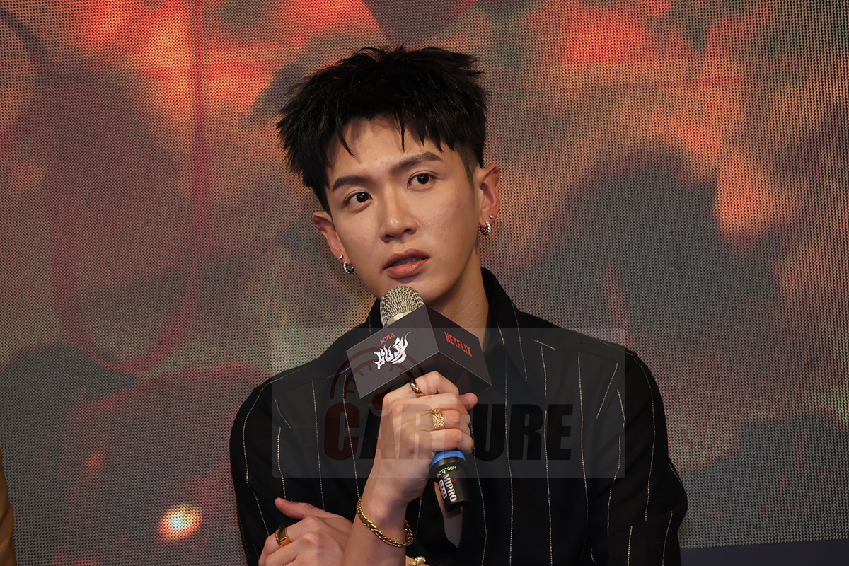 【車勢星聞】柯震東飾演三太子乩身，拍攝搭全綠幕、演出靠想像。（圖：車勢星聞）