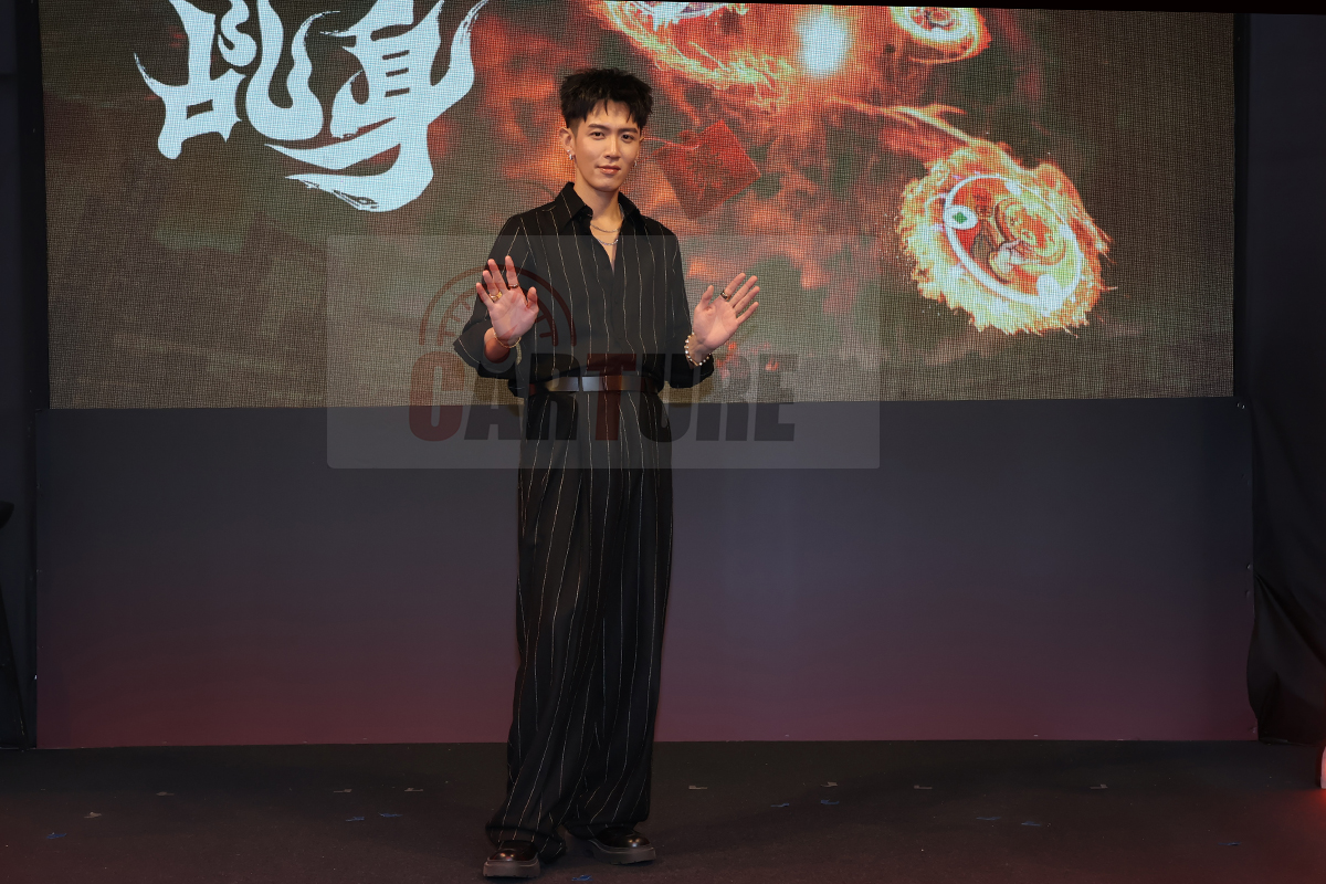 【車勢星聞】柯震東飾演三太子乩身，拍攝搭全綠幕、演出靠想像。（圖：車勢星聞）