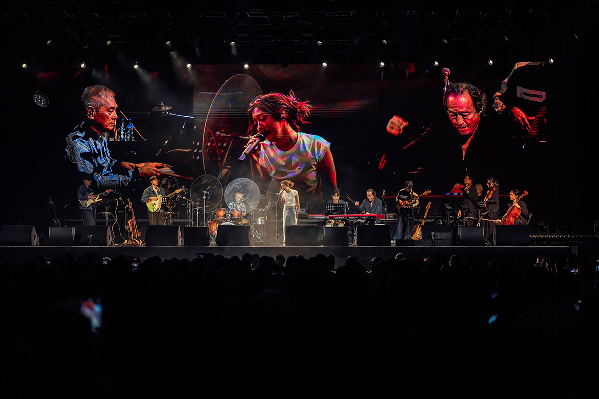 【車勢星聞】左起黃瑞豐、李竺芯、鍾興民同台演出《巷仔內的台南》深具跨時代的意義。（圖：果核音樂玫瑰森林農場提供）