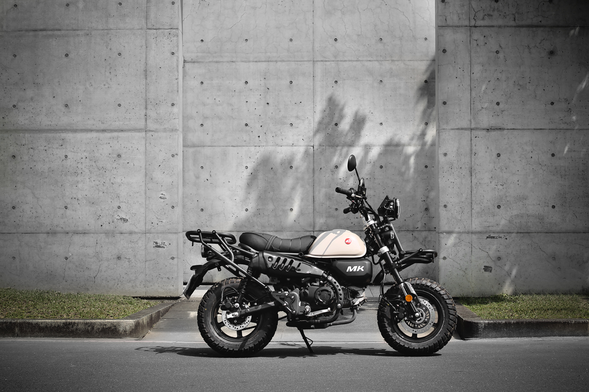 MK150擁有復古越野風造型，且有著1,745mm×760mm×1055mm小尺碼和750mm低座高。