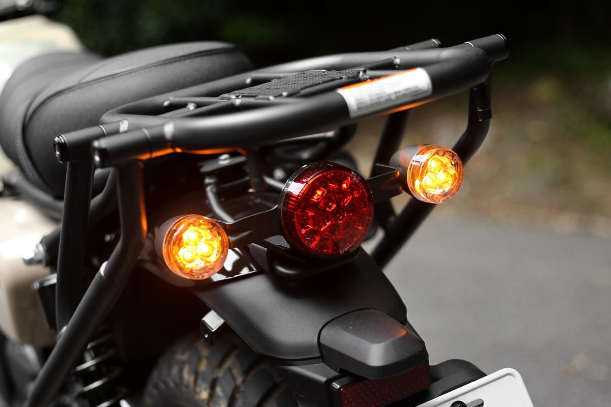 圓形尾燈和方向燈就有復古氣息。