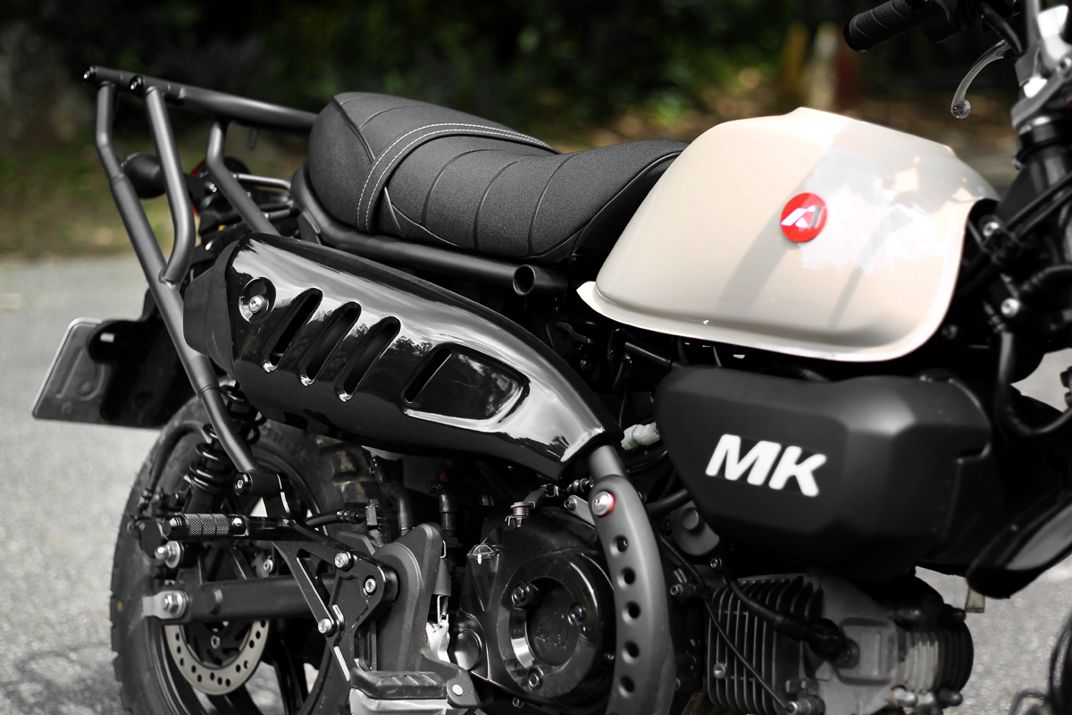 排氣管採上繞式設計。