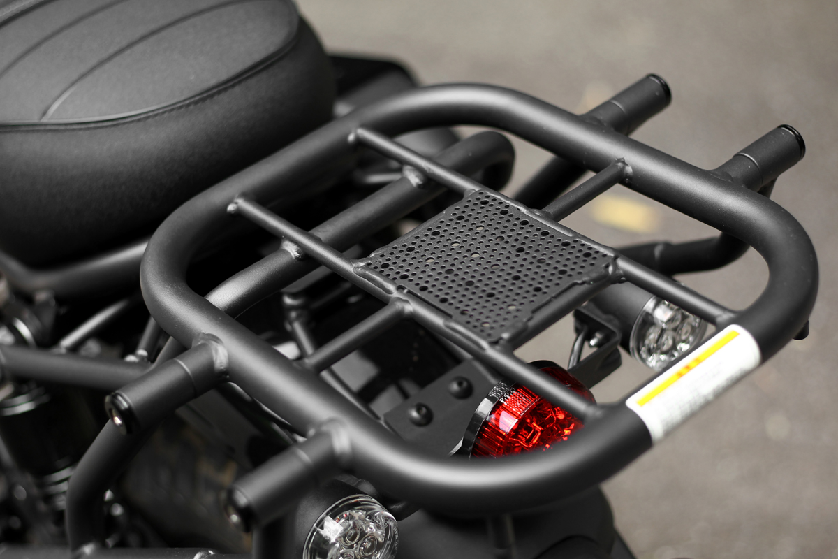 前後置物架能分別載重5公斤/20公斤。