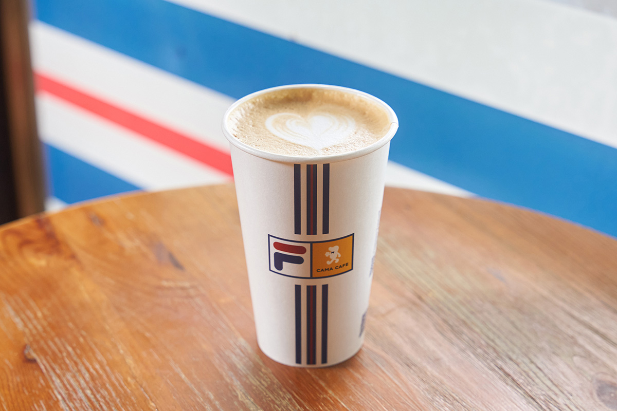 CAMA CAFE攜手FILA打造「義式能量場」推出三款聯名咖啡。（示意圖：品牌提供）
