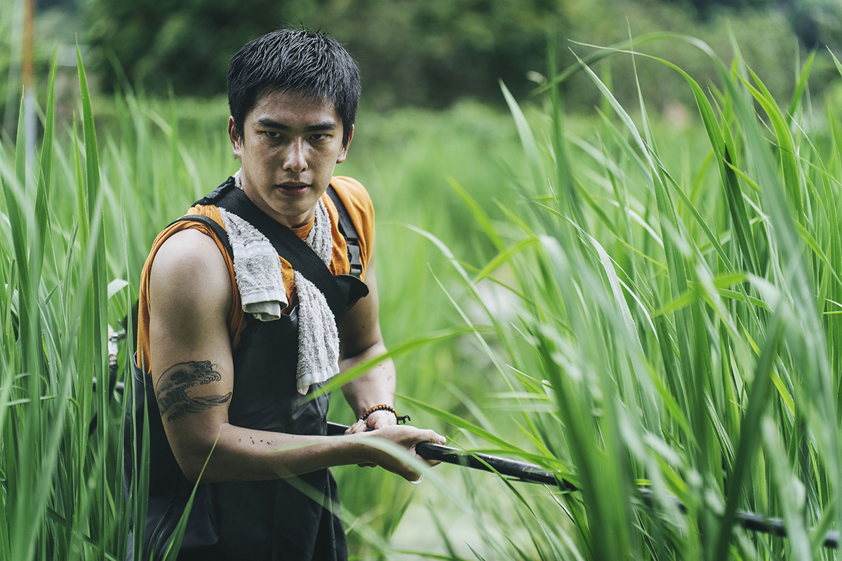 【車勢星聞】曾敬驊《失樂園》下田灑農藥累到靠田邊喘　曝拍攝首日就想「罷工」。(照片/「冬候鳥電影」 、「文策院」提供)