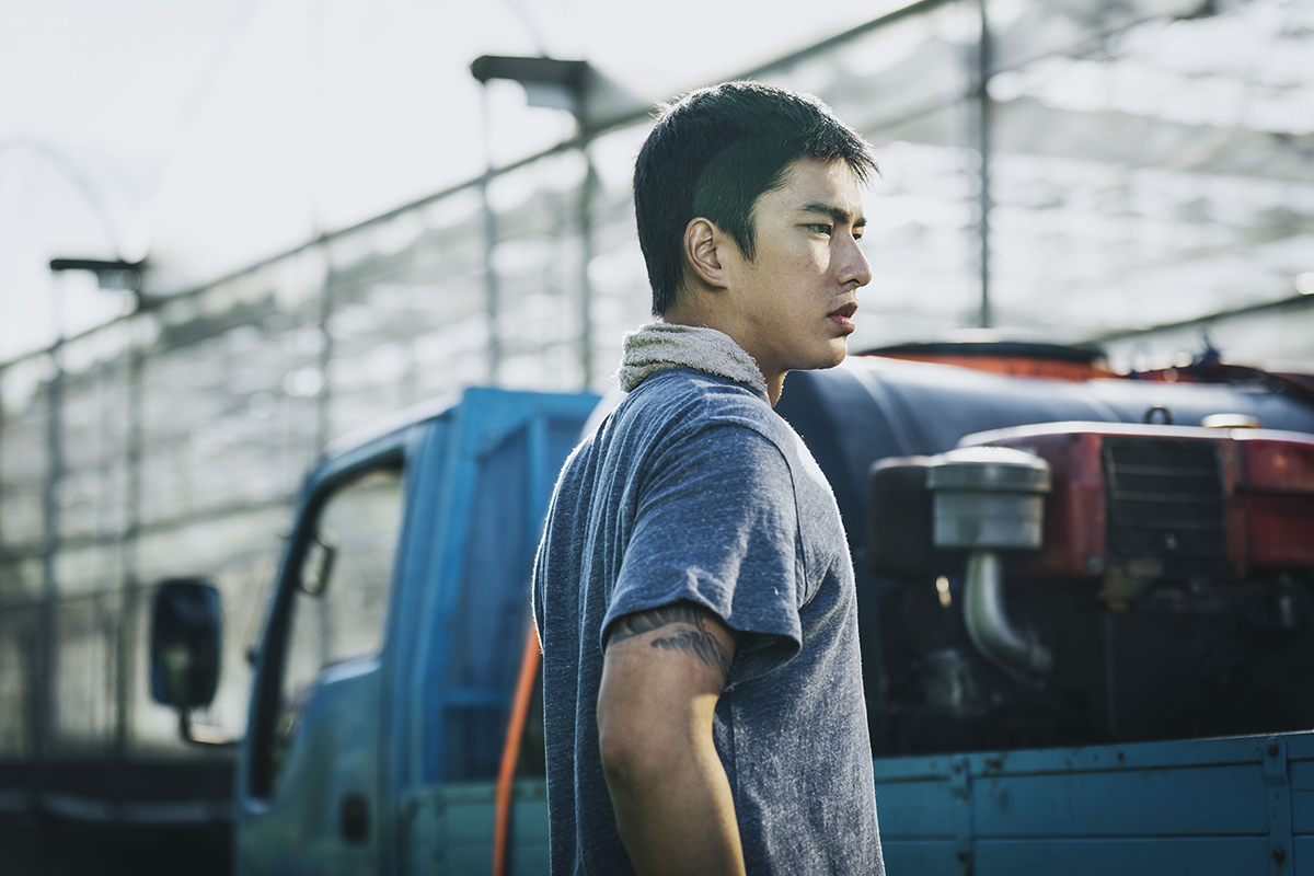 【車勢星聞】曾敬驊為演《失樂園》助曬黑2色階  扛重物、泡茭白筍田「身上滿是刮痕」超敬業。(照片/「冬候鳥電影」 、「文策院」提供)