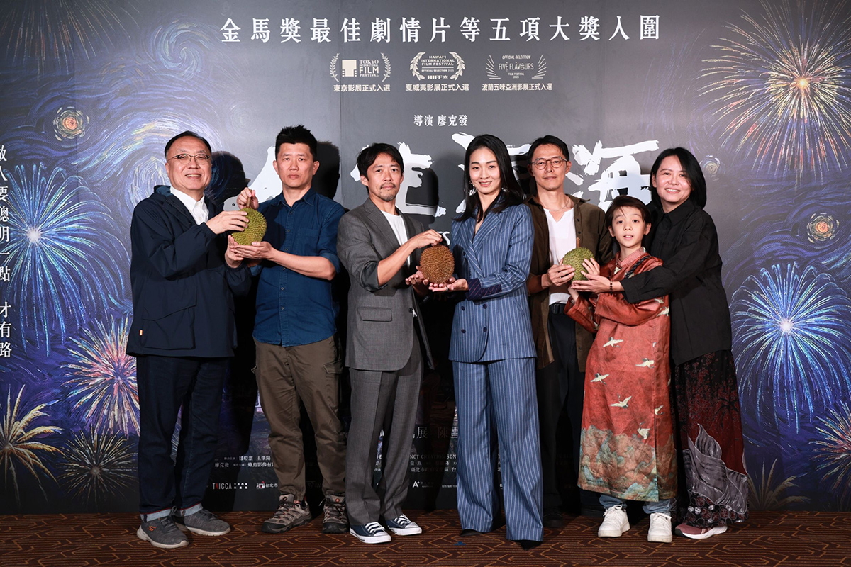 【車勢星聞】《人生海海》監製胡仲光（左起）、導演廖克與演員魏雋展、陳雪甄、王肇陽、鄒暟澐、監製張煒珍在首映會上手捧榴槤，預祝票房能像榴槤香氣般席捲全台。(圖/甲上娛樂提供 )