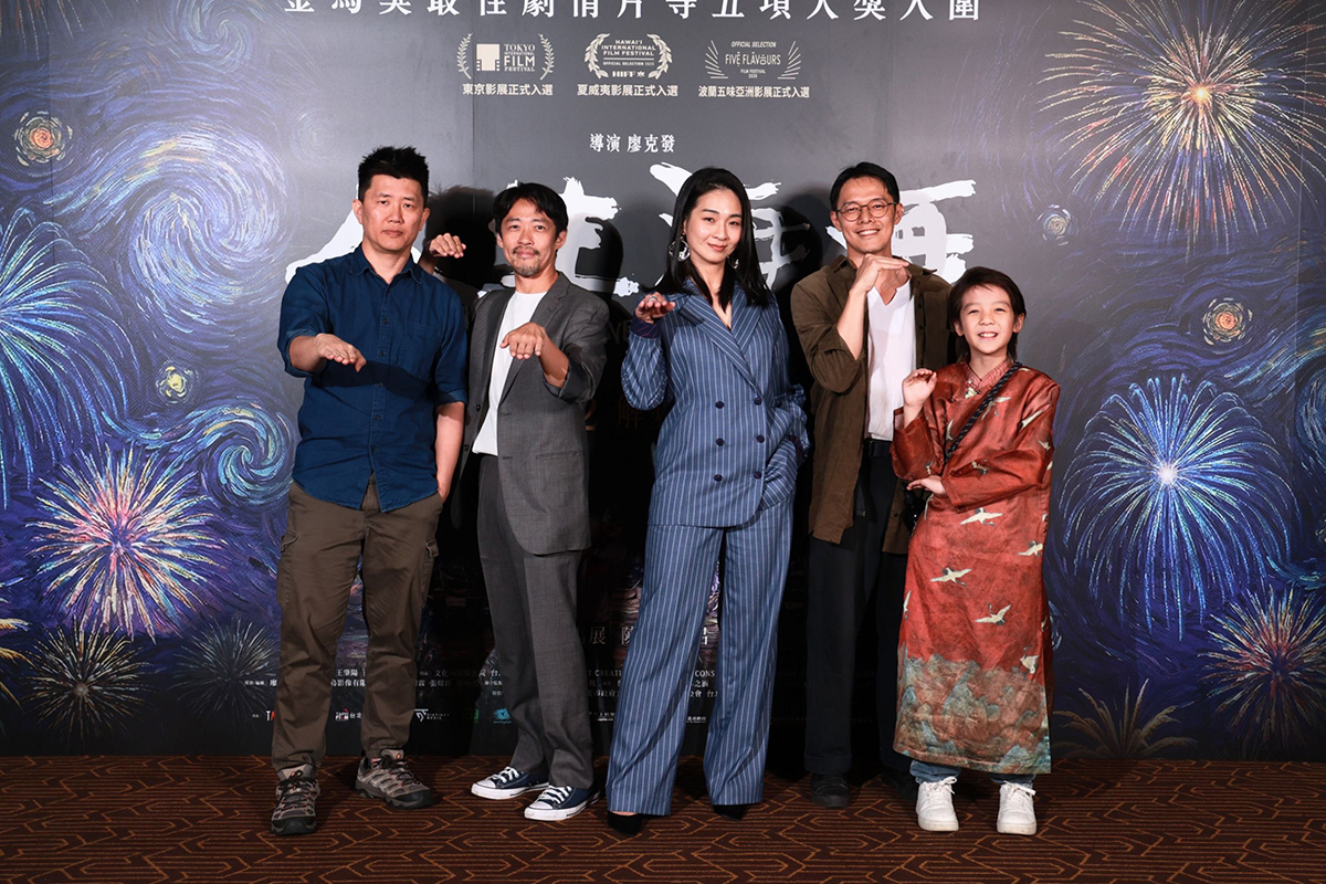 【車勢星聞】眾人比出蛇的手勢，呼應電影中的蛇系生存哲學。(圖/甲上娛樂提供 )