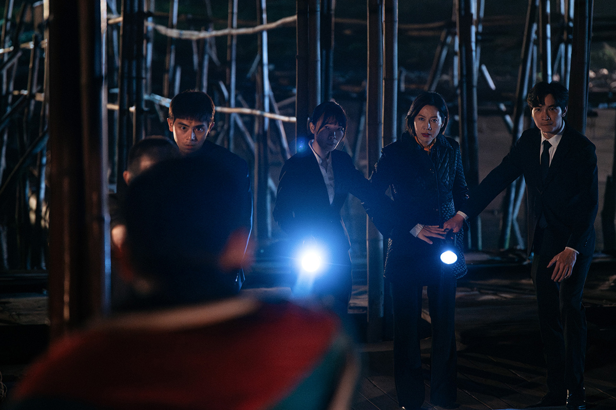 【車勢星聞】丁寧（右二）在《死亡賭局》中飾演一名具備強大社交手腕的議員。(照片英傑哆影業提供)