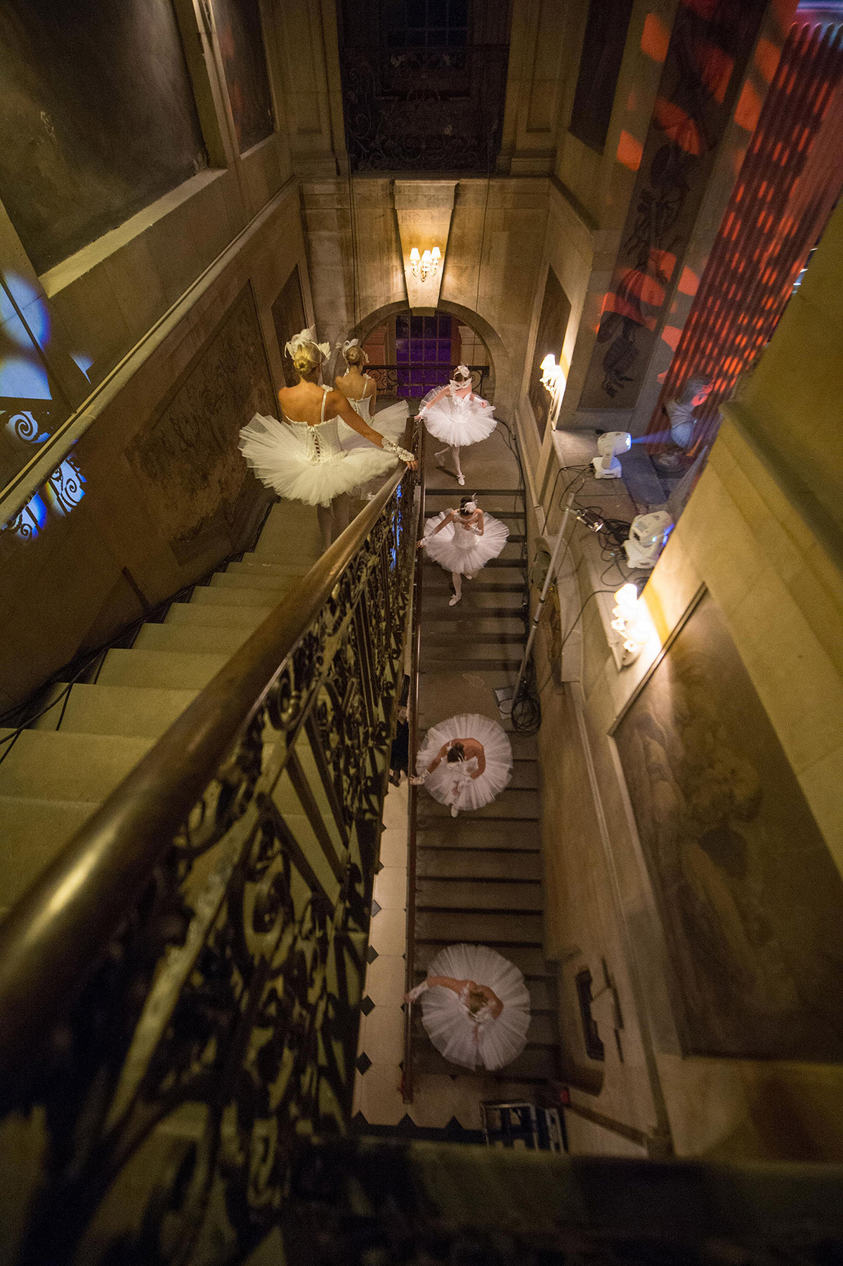 【車勢星聞】【車勢星聞】。(杰威爾音樂提供)當時古堡裡美輪美奐的佈置宛如讓人進入童話世界，每一個房間都有一個主題，像是「愛麗絲夢遊奇境」、「芭蕾女伶」、「卓別林」等鮮明有趣的主題。(杰威爾音樂提供)。(杰威爾音樂提供)