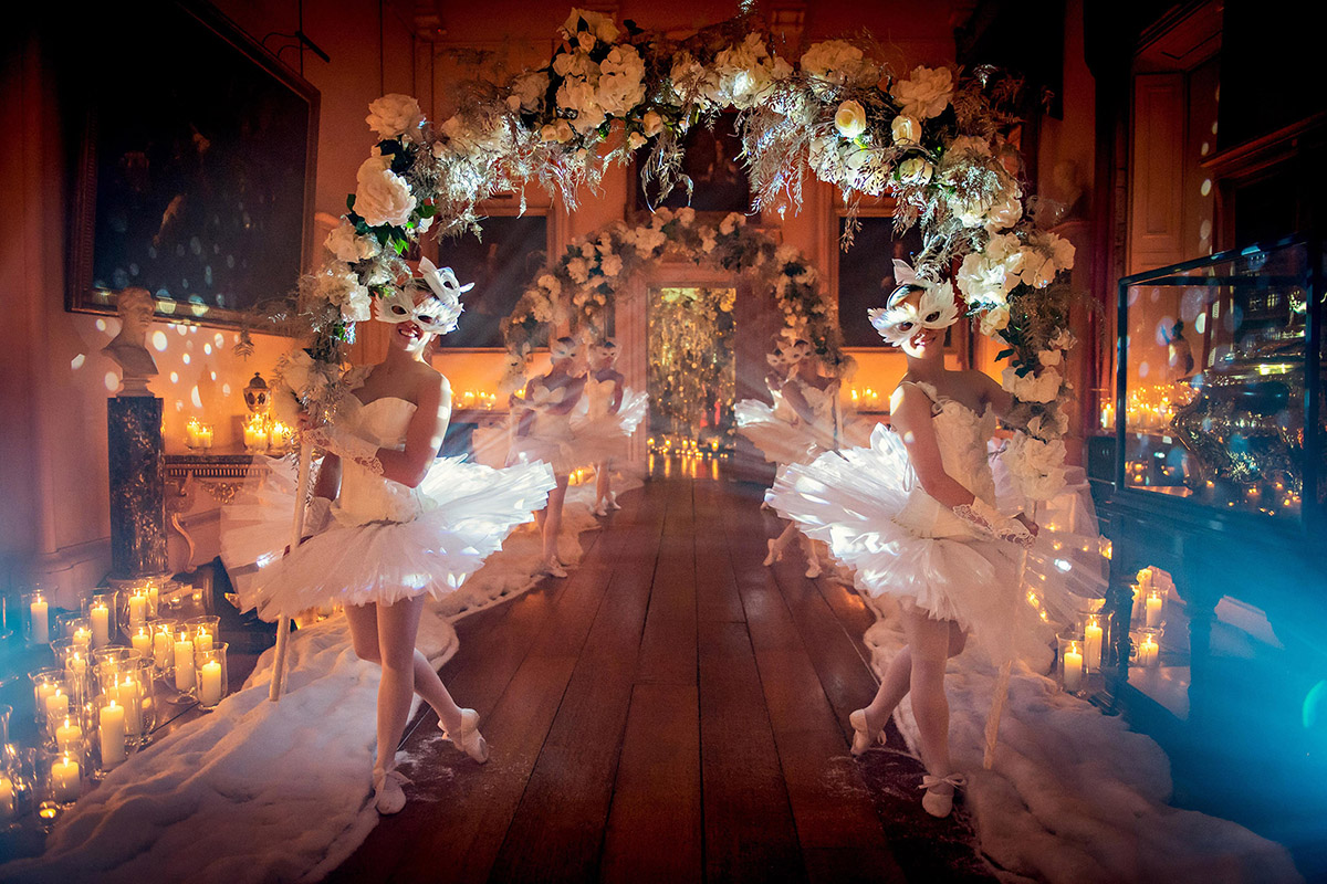 【車勢星聞】【車勢星聞】。(杰威爾音樂提供)當時古堡裡美輪美奐的佈置宛如讓人進入童話世界，每一個房間都有一個主題，像是「愛麗絲夢遊奇境」、「芭蕾女伶」、「卓別林」等鮮明有趣的主題。(杰威爾音樂提供)。(杰威爾音樂提供)