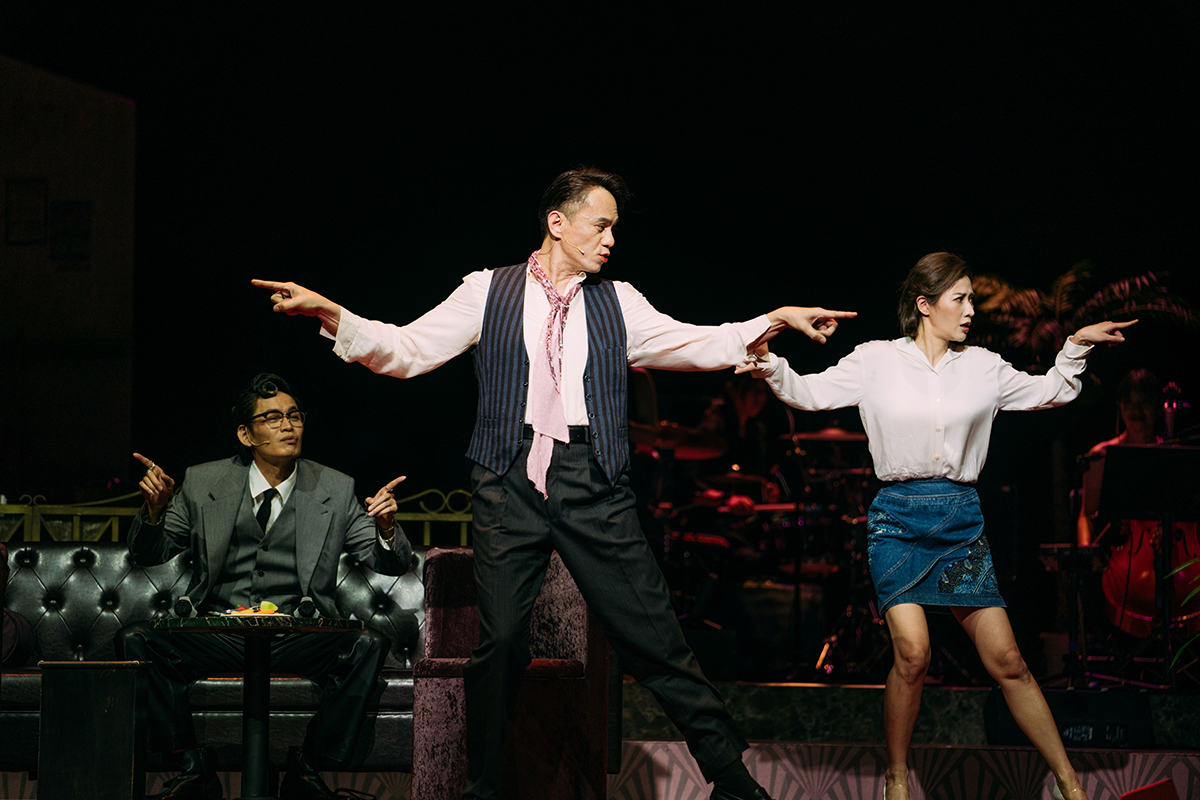 【車勢星聞】《櫻子媽媽與她的三個男人》由三位演員分飾九個角色，搭配現場樂隊演出。（圖：瘋戲樂工作室提供）