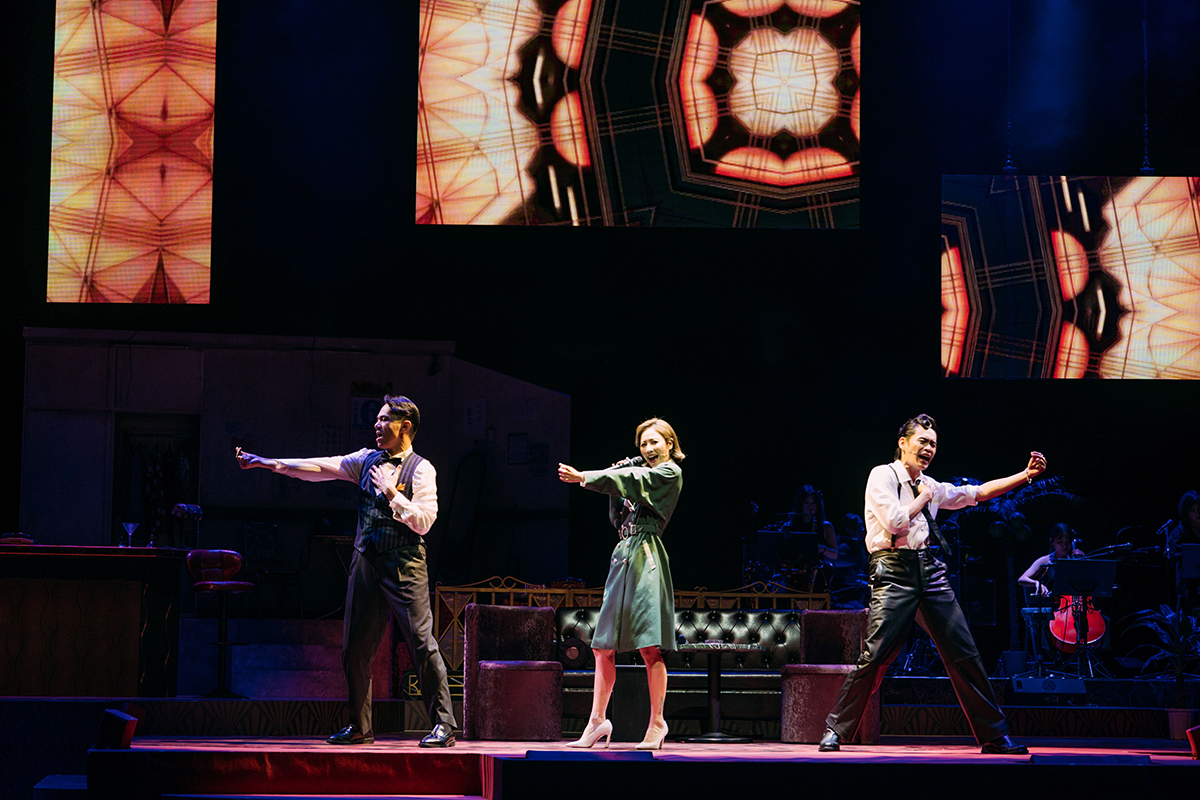 【車勢星聞】《櫻子媽媽與她的三個男人》由三位演員分飾九個角色，搭配現場樂隊演出。（圖：瘋戲樂工作室提供）