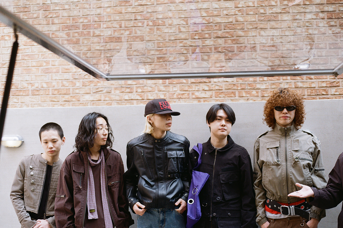 【車勢星聞】luv左起Sho（鼓手）、Zum（貝斯手）、Hiyn（主唱 _ 吉他手）、Rosa（鍵盤手）、Ofeen（DJ）。(照片提供：  luv)