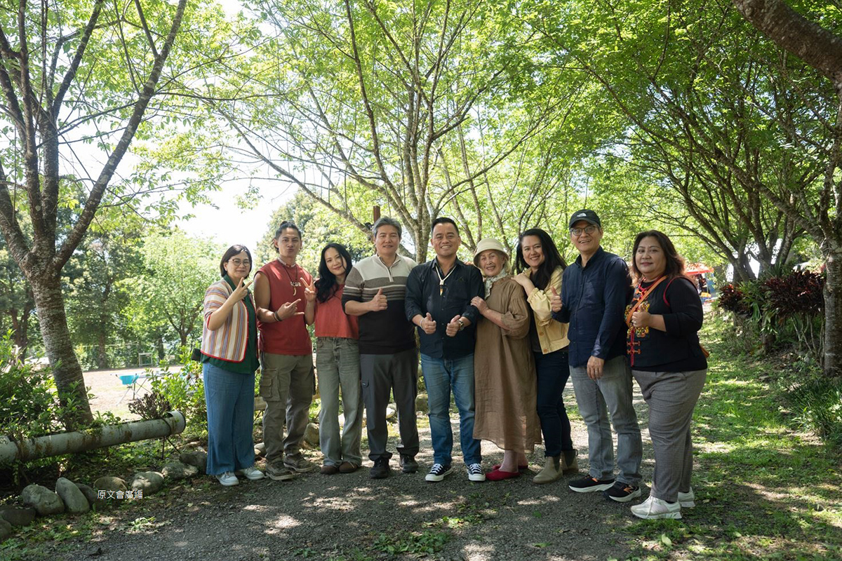 【車勢星聞】呂薔自爆腳踏兩條船《Sali Maku山上搖滾區》開鏡吐壓力(左起-原視節目部副理Spiqan Bulan余曉萍、Tlow Hayung曾少東、Amuyi呂薔、Wilang Lalin洪金輝、原文會董事長Maraos瑪拉歐斯、Kagaw Piling林詹珍妹、導演Laha Mebow陳潔瑤、原文會執行長Alang‧Galavangang何明輝、原視節目部企畫組組長Vais‧qapulu杜秋鳳)。(照片提供:原文會提供)