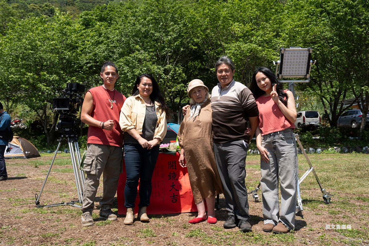 【車勢星聞】導演與主要演員合影(左起)Tlow Hayung曾少東、導演Laha Mebow陳潔瑤、Kagaw Piling林詹珍妹、Wilang Lalin洪金輝、Amuyi呂薔。 (照片提供:原文會提供)