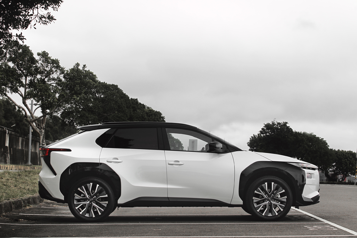 尺碼維持4,690mm×1,860mm×1,650mm。