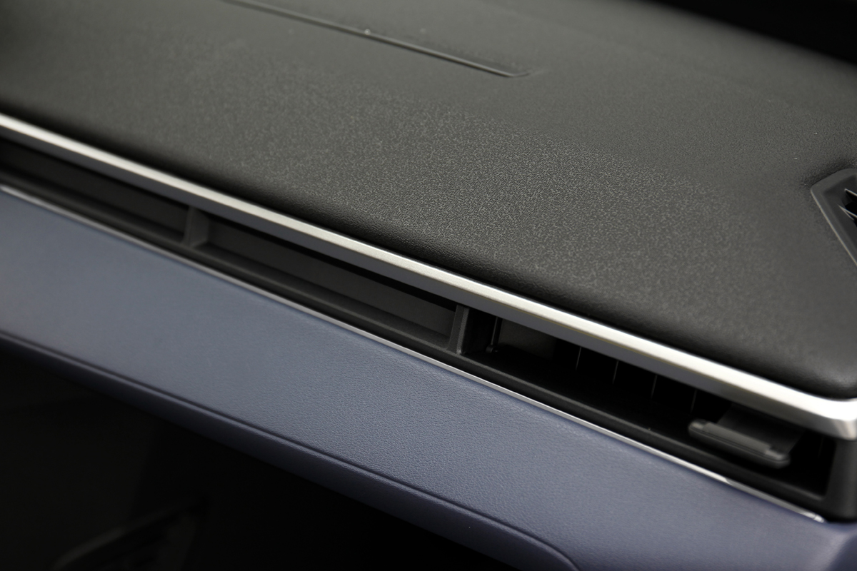 軟質飾板與雙色配置大幅提升質感氛圍。