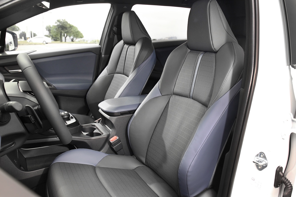 座椅也採雙色配置。