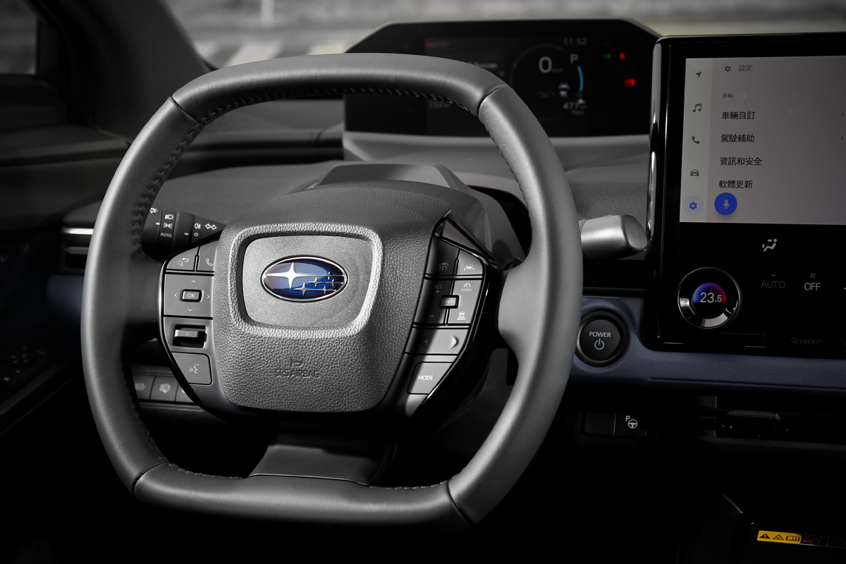 方向盤改採橢圓式。