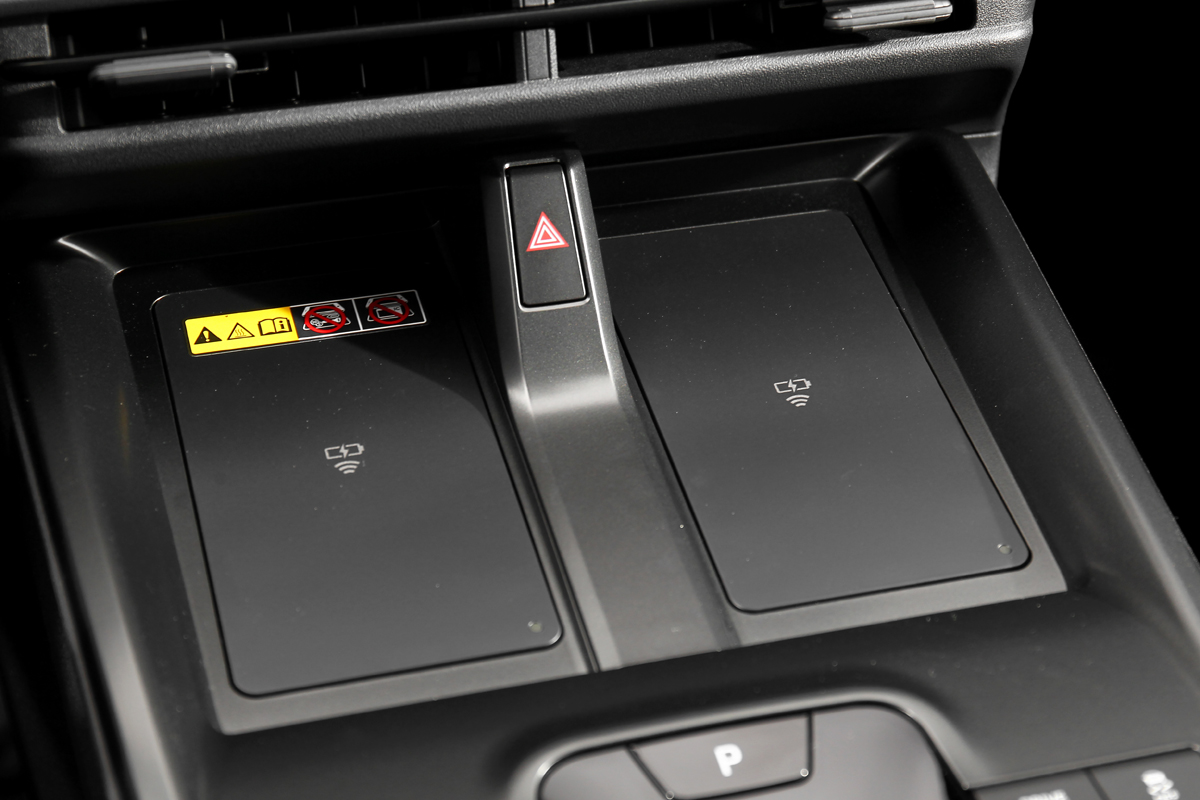 增加雙無線充電座。