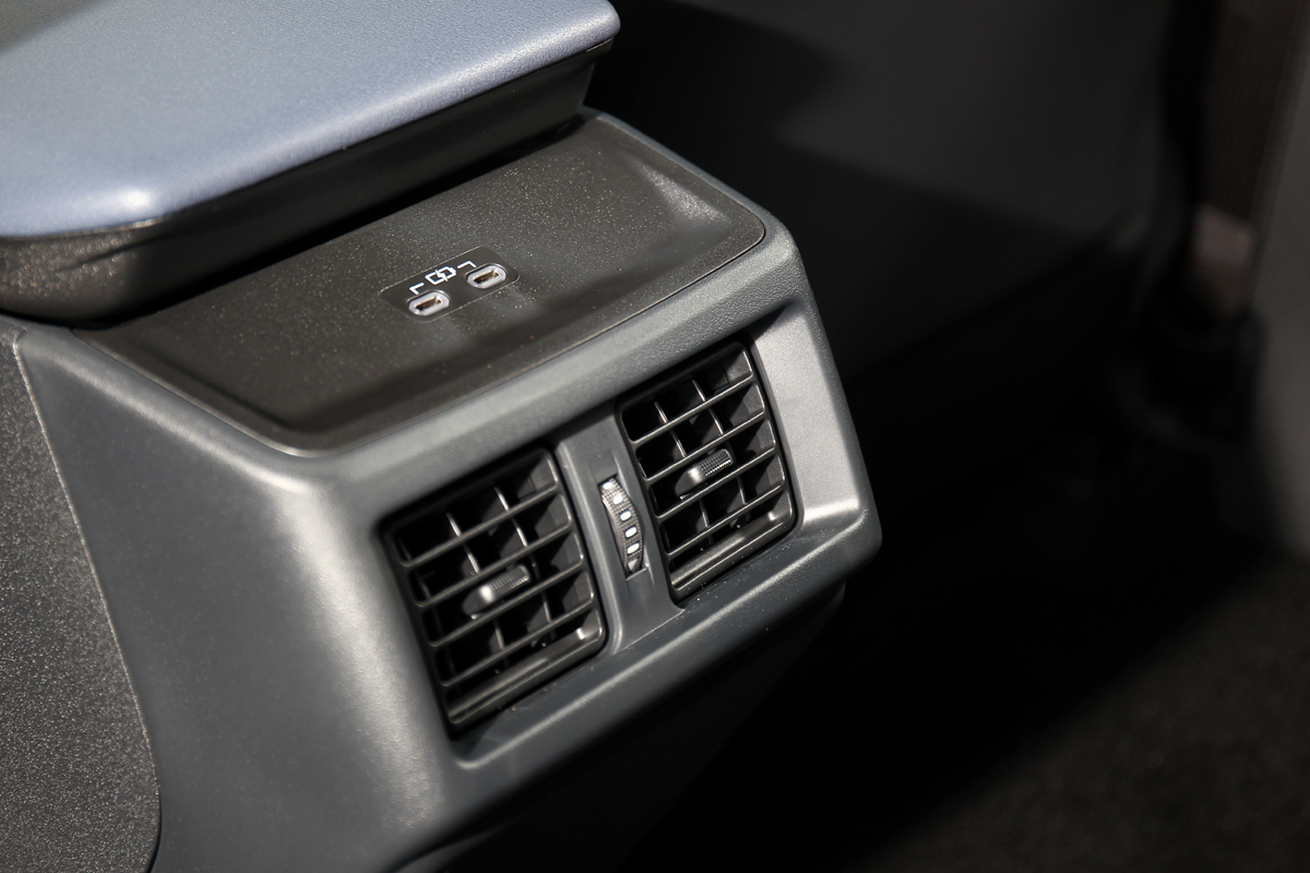 前後共有4組USB-C充電孔。