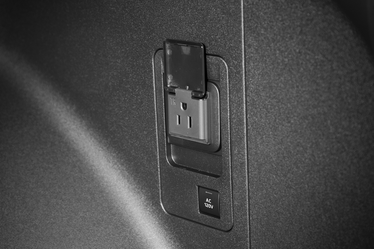 行李廂有提供110V供電。