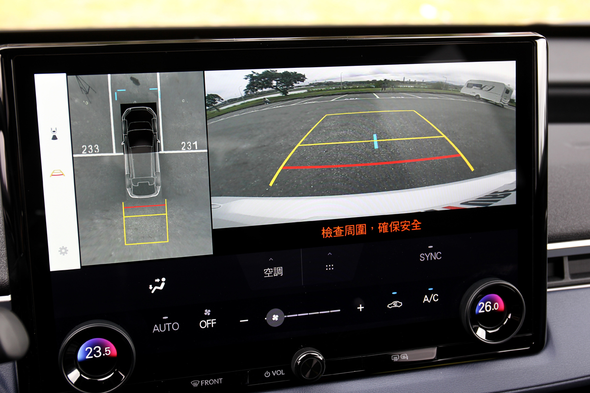 配備底盤透視與停車輔助功能。