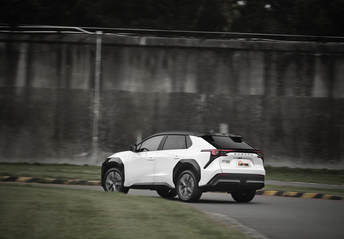 電池位置帶來的低重心再加上Subaru的調校，Solterra XT於彎中有著頗高的駕駛樂趣。