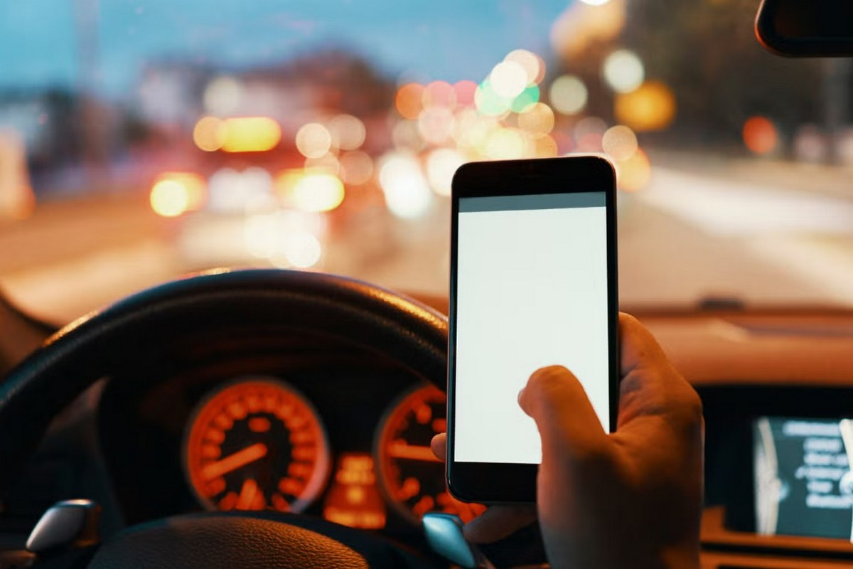 現今多數駕駛開車時會看短影音。