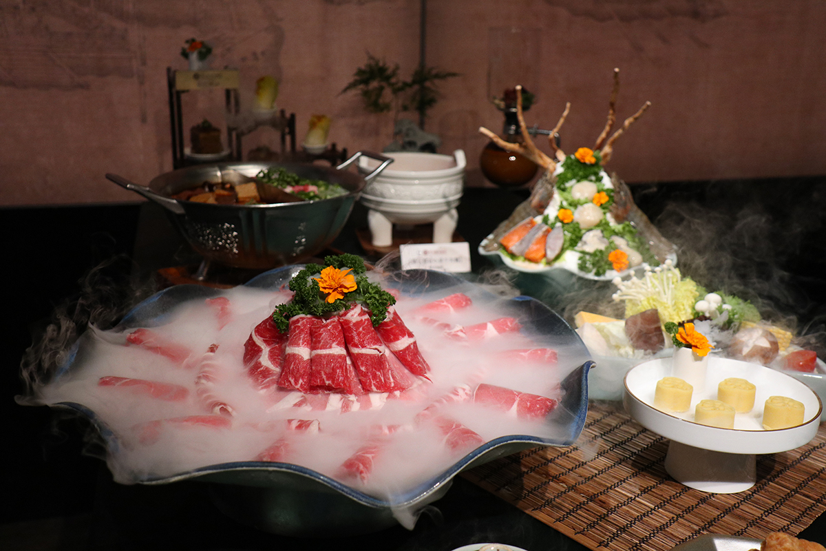 故宮國寶翠玉白菜、肉形石化作青花驕饗宴，青紅雙鍋演繹宮宴新風味。（示意圖）