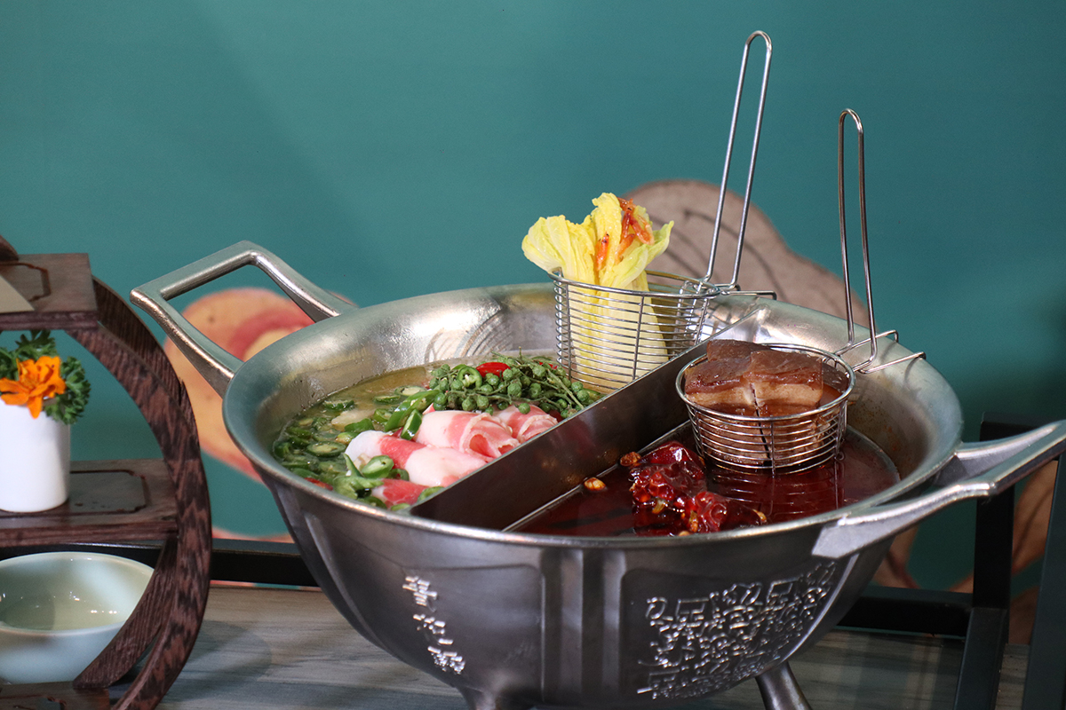 故宮國寶翠玉白菜、肉形石化作青花驕饗宴，青紅雙鍋演繹宮宴新風味。（示意圖）