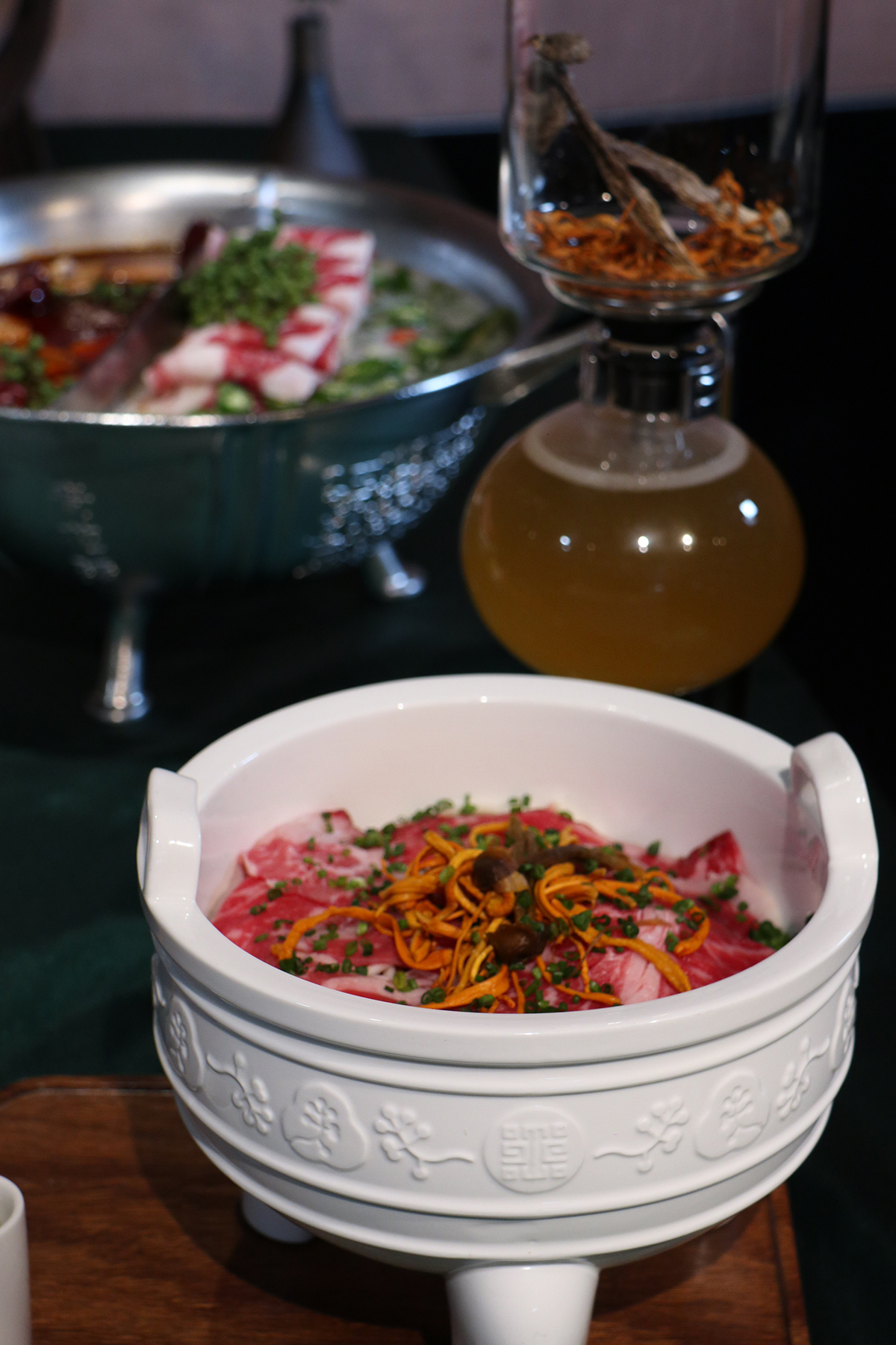 故宮國寶翠玉白菜、肉形石化作青花驕饗宴，青紅雙鍋演繹宮宴新風味。（示意圖）