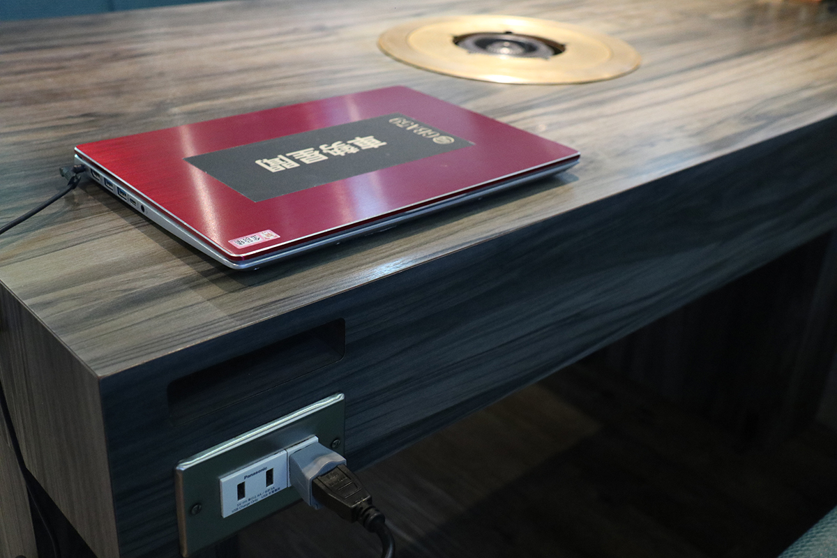 青花驕部分店面座位區設置插頭供用餐顧客使用。（示意圖：品牌提供）