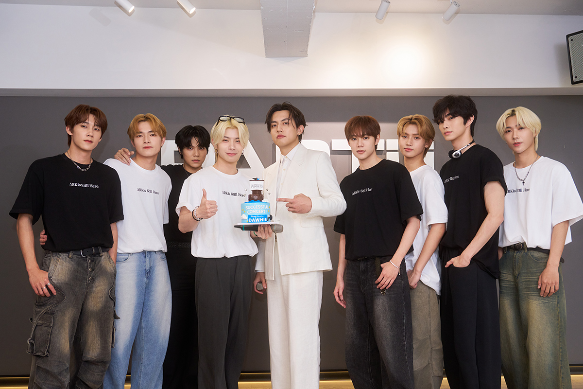 【車勢星聞】Vin（左起）、鄭彫秦、Mikey、李東翰、高有翔、Alex、李定、禾雁凱和黃崇峻與方舟蛋糕合影。（圖／量籽計畫提供）