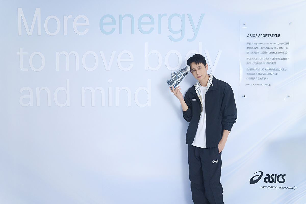 【車勢星聞】劉冠廷以黑色復古運動套裝搭配 GEL-KINETIC 2.0 科幻藍，展現沉穩舒適的穿搭風格 。